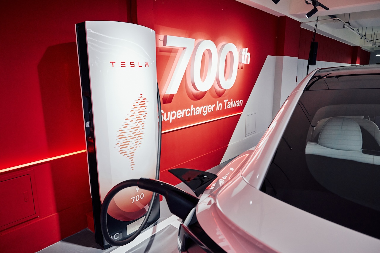 圖說：台灣第 700 支特別款超級充電座亮相，以連綿的山脈等高線意象搭配第 700 座金屬銘牌，代表 Tesla 在台持續建構完整充電網絡的承諾。